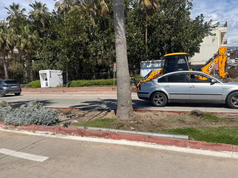 Antalya Alanya'da Otomobil yoldan çıktı elektrik direğine çarptı 2 yaralı 