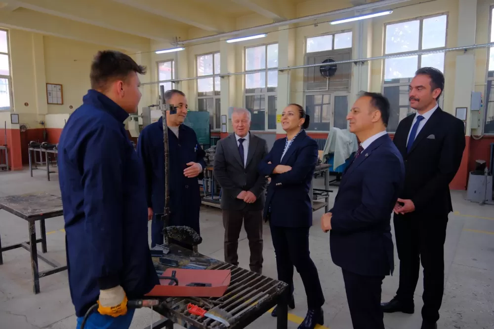 Vali Bilgihan’dan Burdur Mesleki ve Teknik Anadolu Lisesi’ne ziyaret