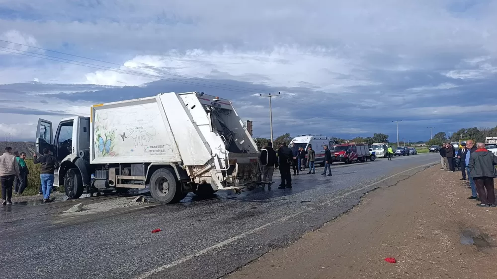 Antalya'da çöp kamyonu ile kamyonet çarpıştı!