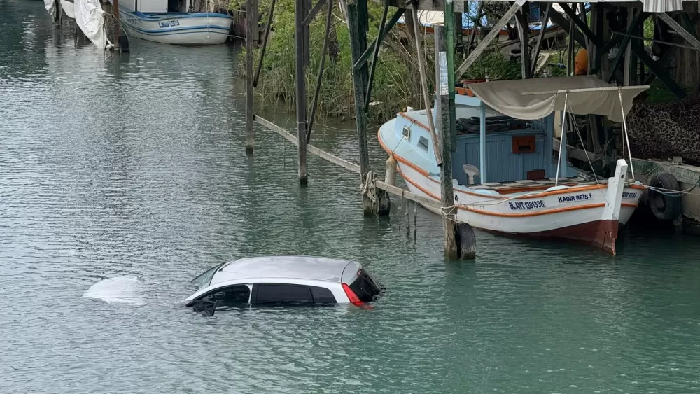 Antalya’da kontrolden çıkan otomobil Köprüçayı Irmağı’na uçtu