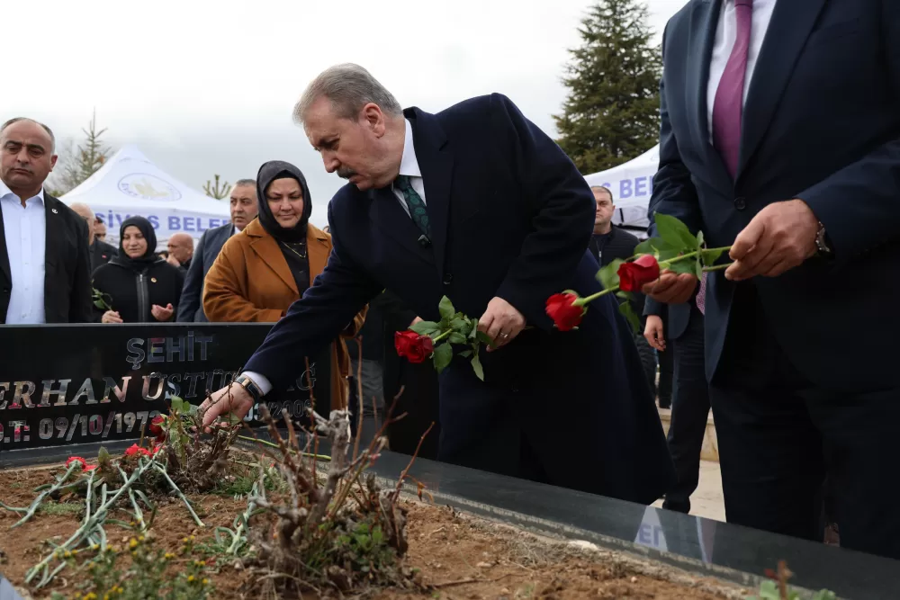 BBP Genel Başkanı Muhsin Yazıcıoğlu ile birlikte hayatını kaybeden İsmail Güneş ve 4 kişi Sivas'ta mezarları başında anıldı