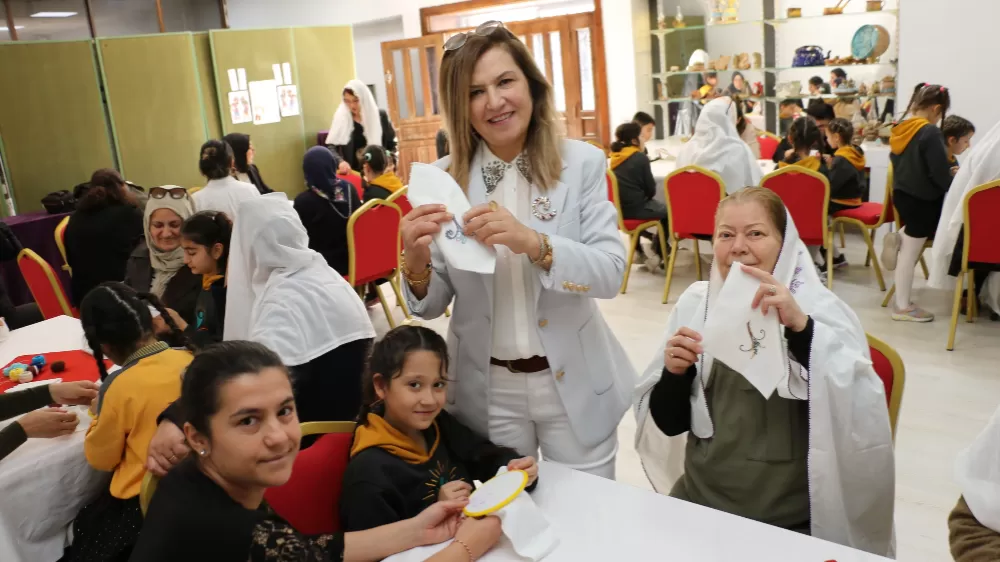 Nineler ve torunları mendil geleneğinde buluştu: Ellerini öptükleri ninelerinin sardığı mendillerden hediyelerini aldılar