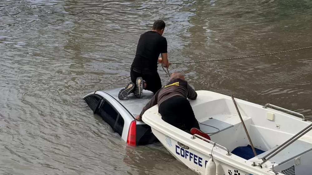 Antalya’da kontrolden çıkan otomobil Köprüçayı Irmağı’na uçtu