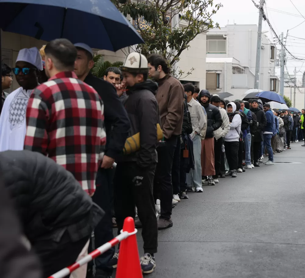  Japonya'daki Tokyo Camii'nde Bayram namazında izdiham  yoğun katılım nedeniyle sırayla 5 kez Bayram Namazı kılındı   