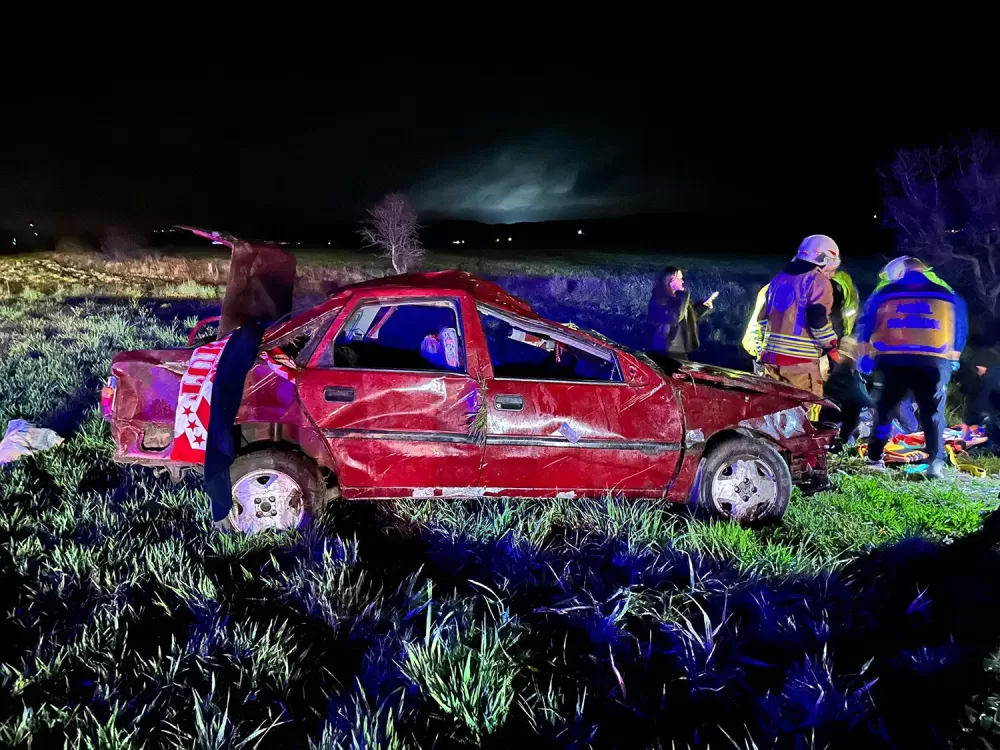 Ankara İzmir yolu Manisa Kula'da Bayram arifesinde tarlaya uçtu 1kişi hayatını kaybetti , 1’i ağır 3 yaralı