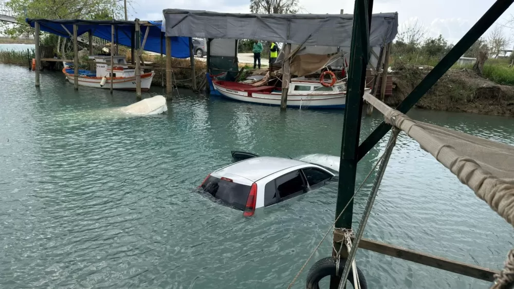 Antalya’da kontrolden çıkan otomobil Köprüçayı Irmağı’na uçtu