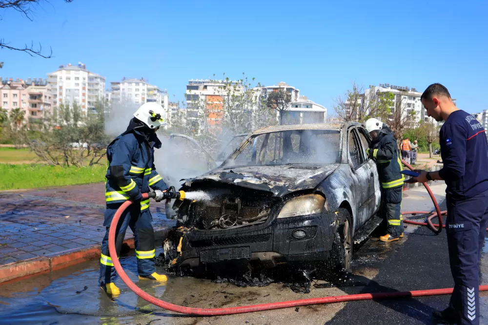 Antalya'da seyir halindeki otomobil alev alev yandı Sürücü kedisiyle son anda kurtuldu