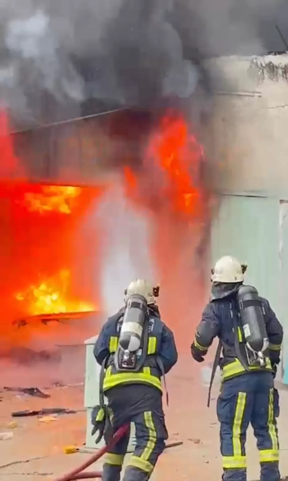  Antalya Kepez'de oto boyama atölyesindeki yangında iki iş yeri 2 Araç yandı 