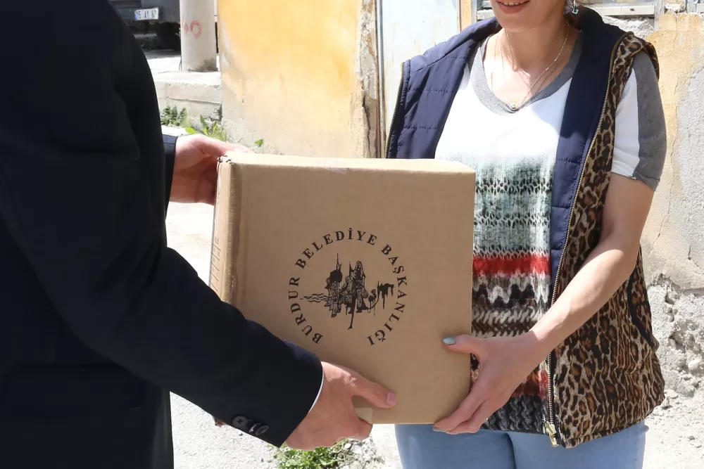 Burdur Belediyesi'nden 1700 aileye Ramazan desteği
