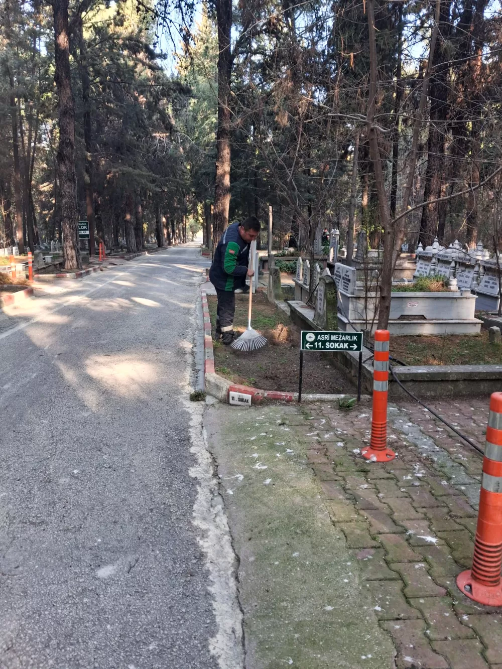 Burdur'da mezarlıklar Bayram ziyaretlerine hazırlanıyor