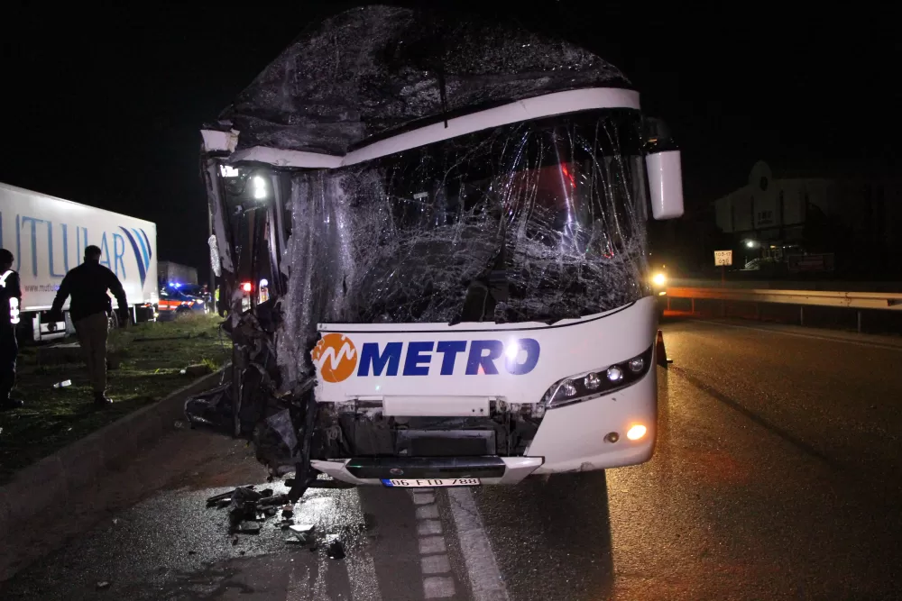  Amasya'da yolcu otobüsü ile tırın çarpıştığı kazada 11 yaralı