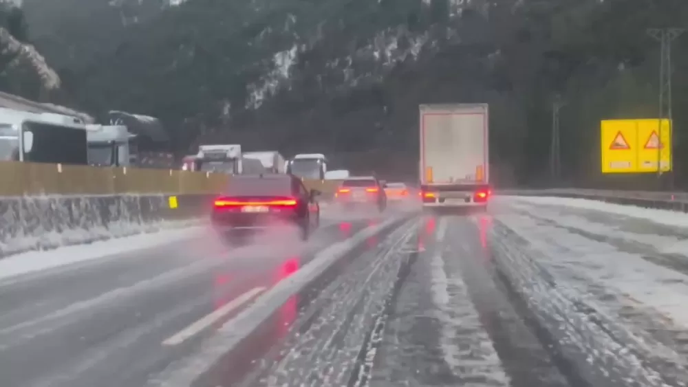 Adana Pozantı Ulukışla Otoyolda dolu ulaşımda aksamalara neden oldu