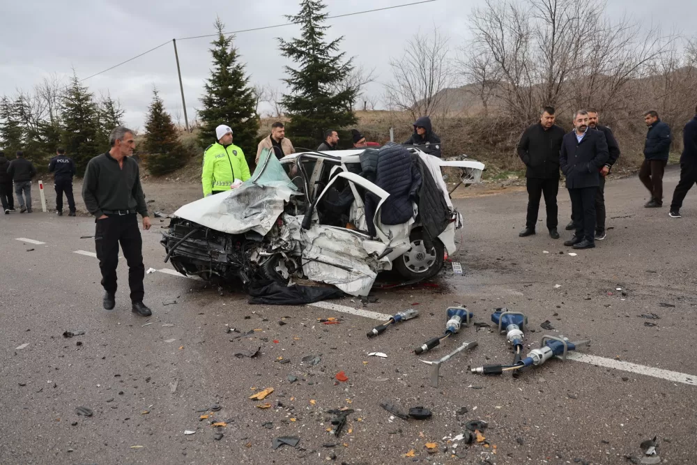 Ankara'dan geliyorlardı Nevşehir'de Bayram arifesinden kafa kafaya çarpıştılar Baba ve 2 oğlu hayatını kaybetti  1 ağır 6 yaralı 