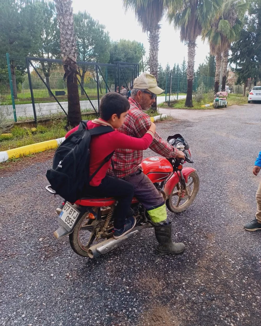 Manavgat’ta traktör kasasında okul yolculuğu sona erdi İlkokul öğrencilerine servis tahsis edildi