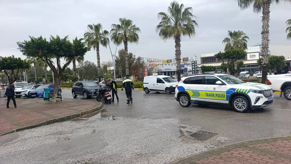 Antalya'da elektrikli bisiklet ile otomobil çarpıştı