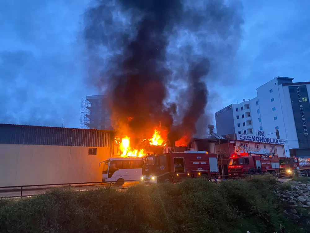 Antalya'da inşaat malzemeleri deposunda korkutan yangın