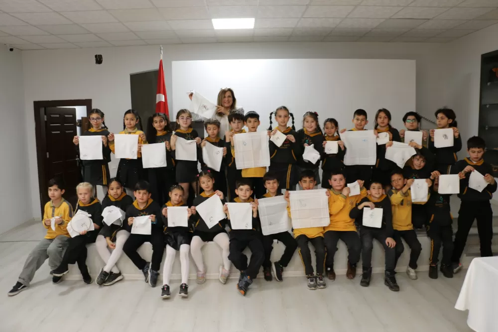 Nineler ve torunları mendil geleneğinde buluştu: Ellerini öptükleri ninelerinin sardığı mendillerden hediyelerini aldılar