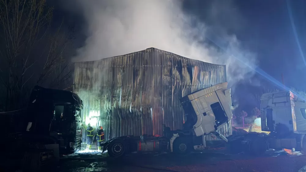 Bucak’ta Ağır Vasıta Servisinde Yangın serviste bulunan araçlar hasar alırken  yedek parça bölümü yandı Maddi, hasar Büyük 