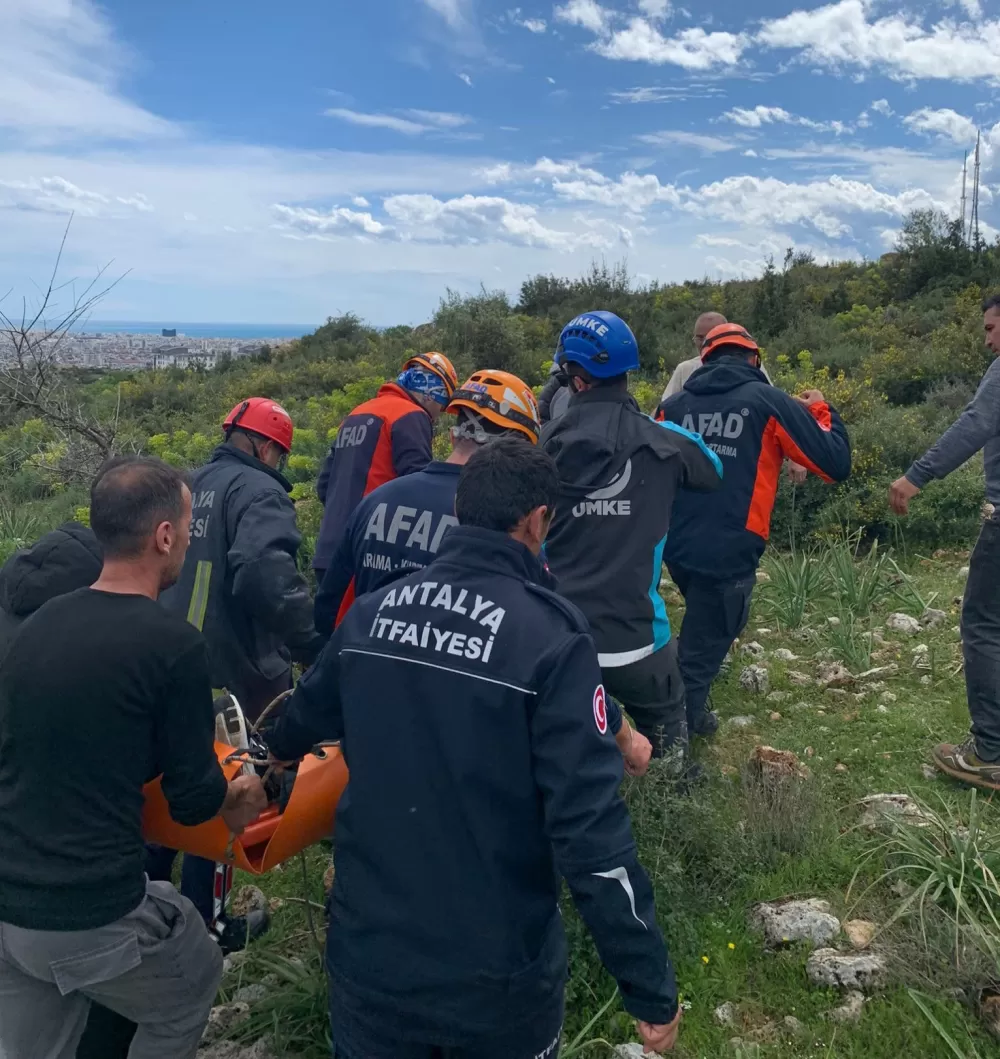 Antalya Kepez'de Dengesini kaybederek kayalıklardan düşen kadını ekipler kurtardı