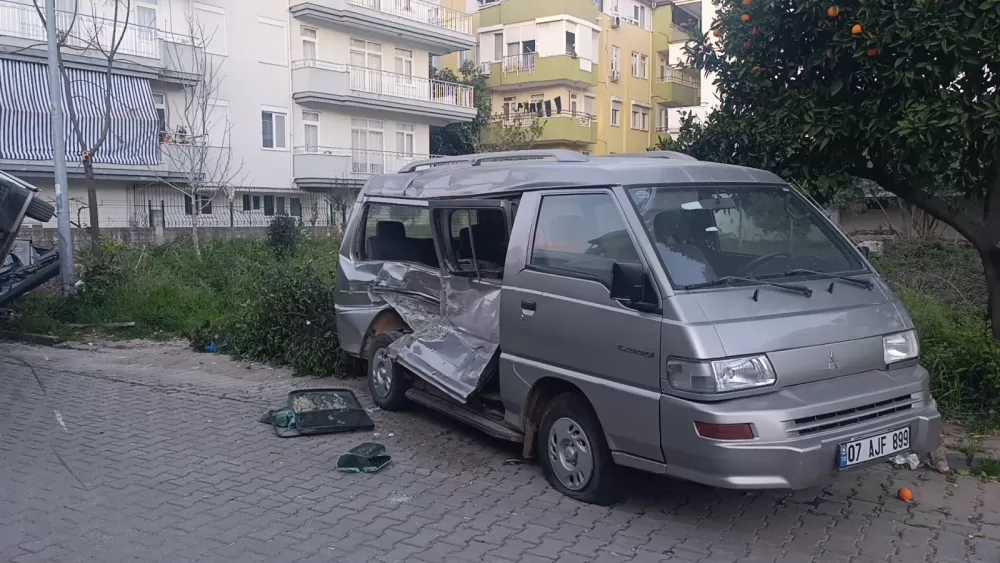 Kaza yapan otel servisi, park halindeki araçların üzerine devrildi