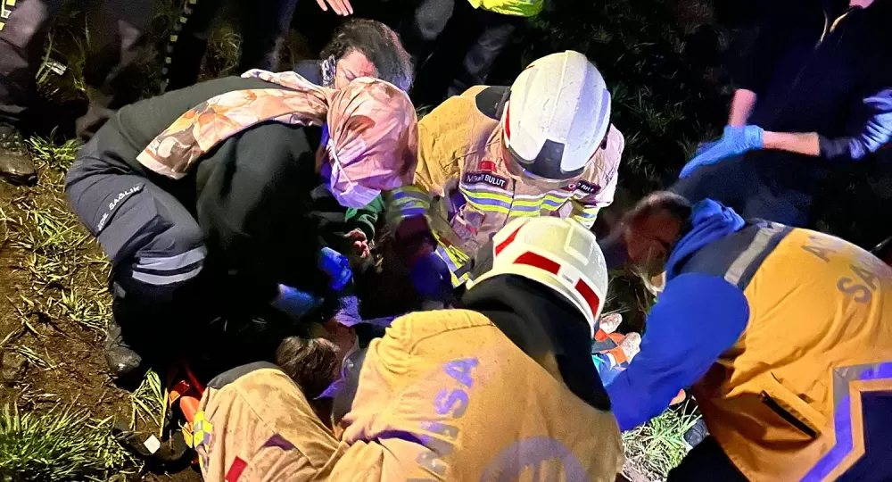 Ankara İzmir yolu Manisa Kula'da Bayram arifesinde tarlaya uçtu 1kişi hayatını kaybetti , 1’i ağır 3 yaralı