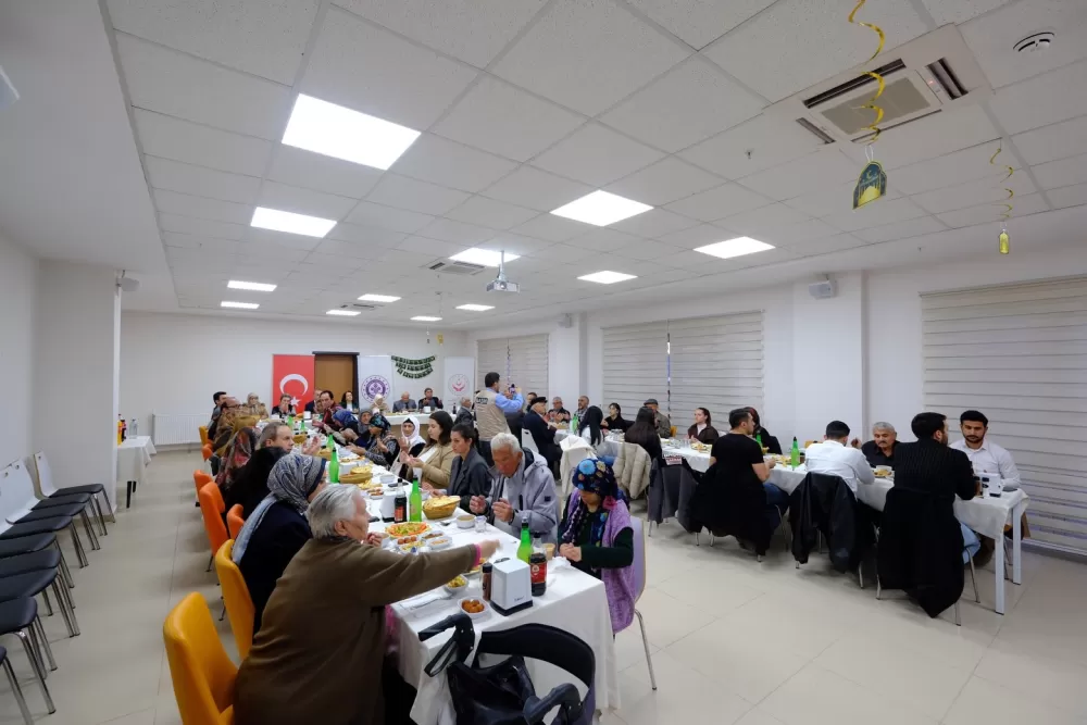 Burdur Valisi Bilgihan huzurevi sakinleriyle iftar sofrasında