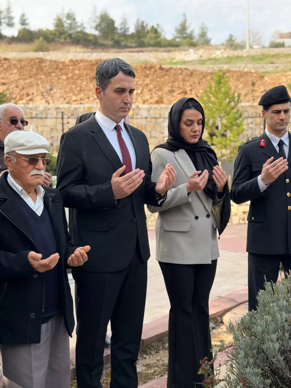 Bucak’ta şehitler kabri başında dualarla anıldı