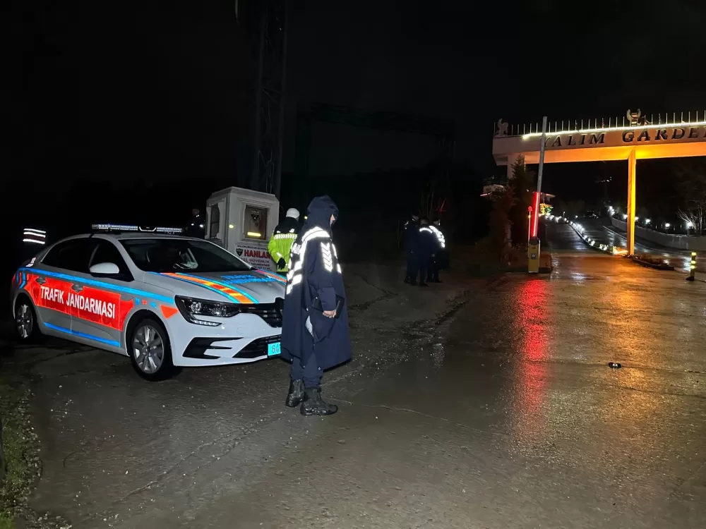 Gözaltına alınan Uşak Belediye Başkanı Yalım'a ait iş yerlerinde ve Belediyede aramalar yapıldı  çok sayıda cep telefonu ele geçirildi