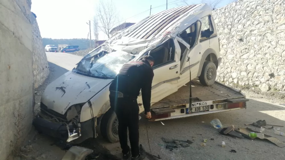 Isparta'da araç köprüden düştü! 1'i ağır 3 kişi yaralandı