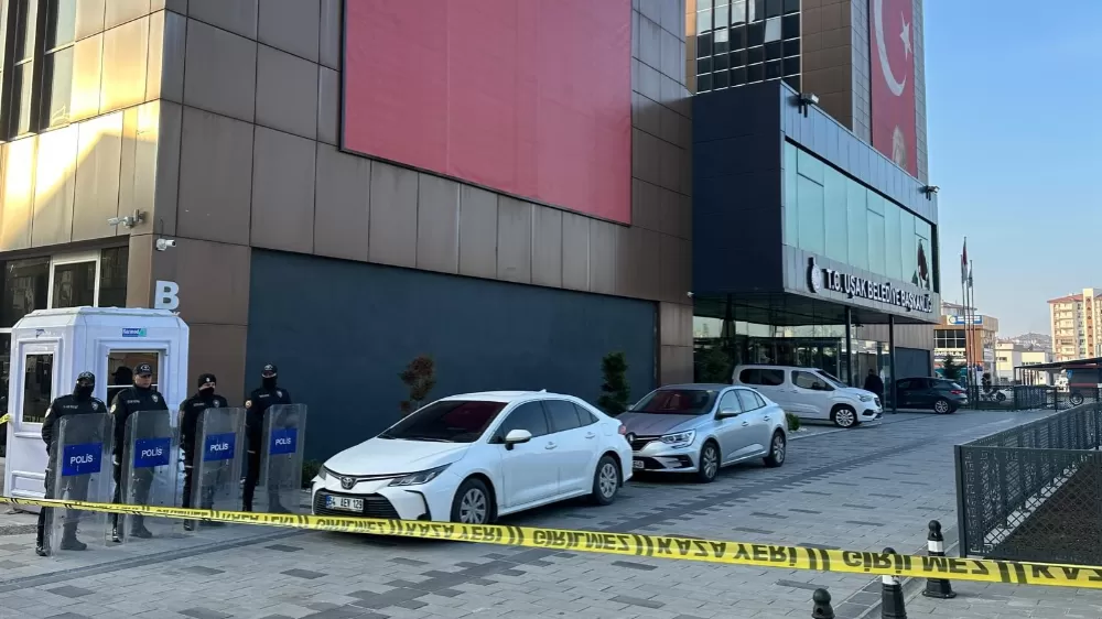 Uşak Belediyesinde rüşvet operasyonunda Uşak Belediye Başkanı Özkan Yalım'ın da aralarında bulunduğu 11 şüpheli gözaltına alındı.