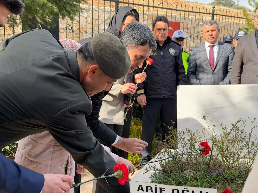 Bucak’ta şehitler kabri başında dualarla anıldı