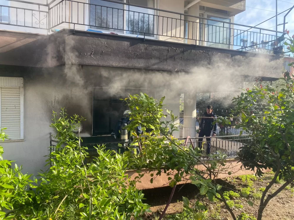 Serik’te ev yangını Yeğenini alevlerin arasından kurtaran teyze yaralandı