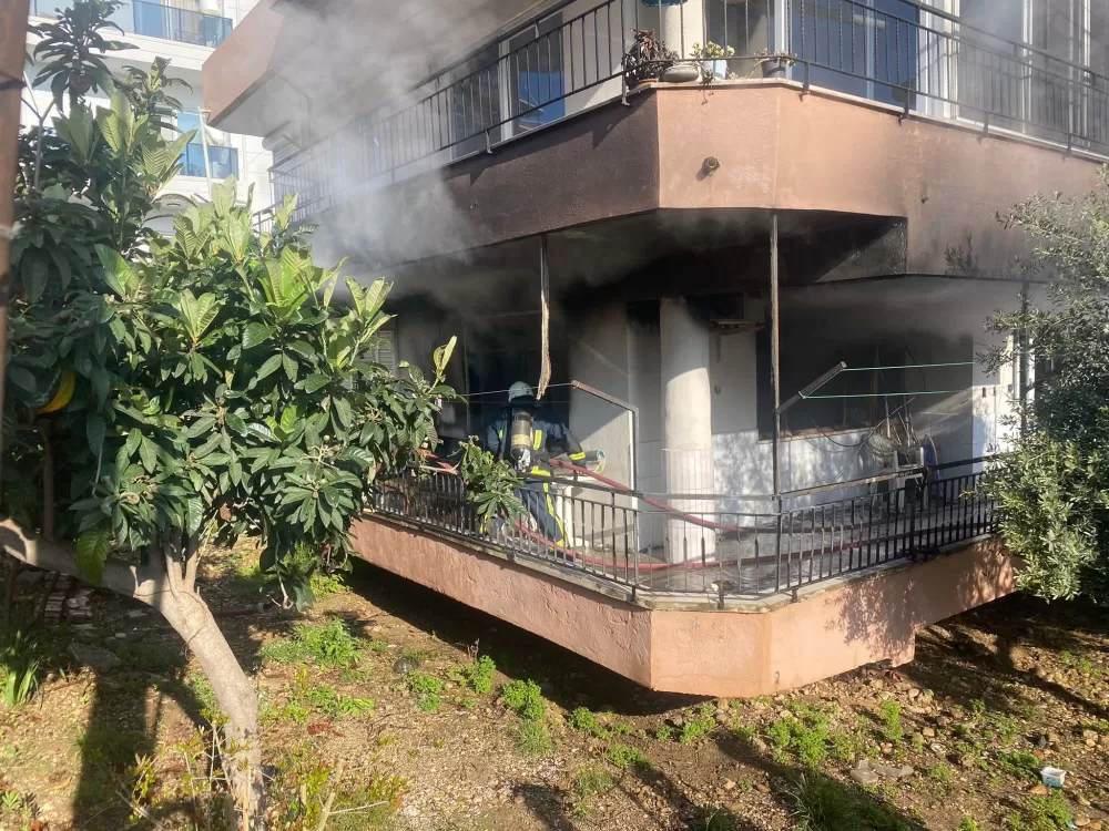 Serik’te ev yangını Yeğenini alevlerin arasından kurtaran teyze yaralandı