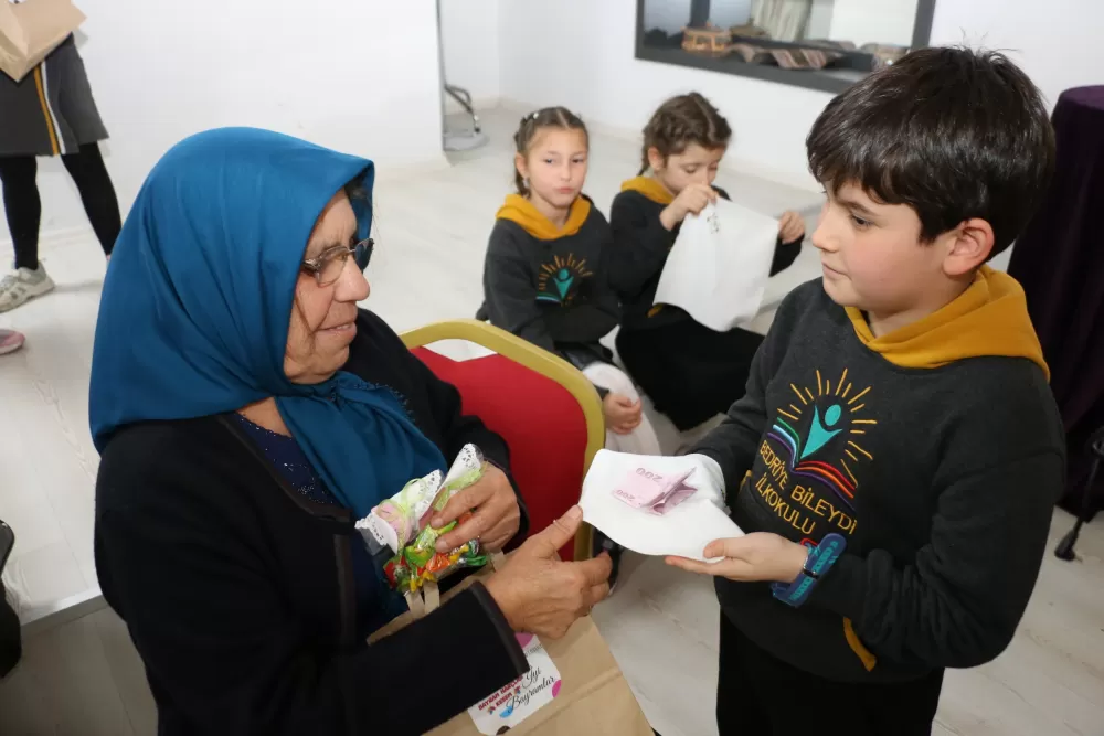 Nineler ve torunları mendil geleneğinde buluştu: Ellerini öptükleri ninelerinin sardığı mendillerden hediyelerini aldılar