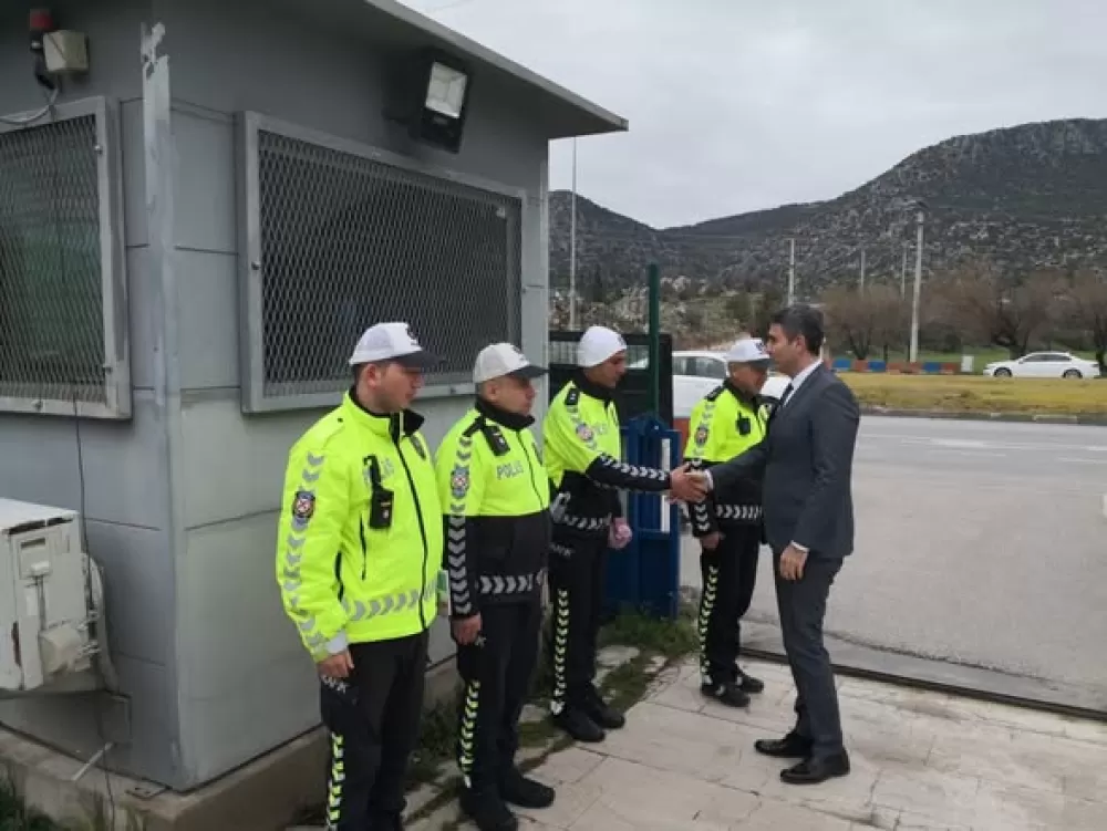 Kaymakam Kuruca'dan bayram mesaisindeki trafik ekiplerine ziyaret