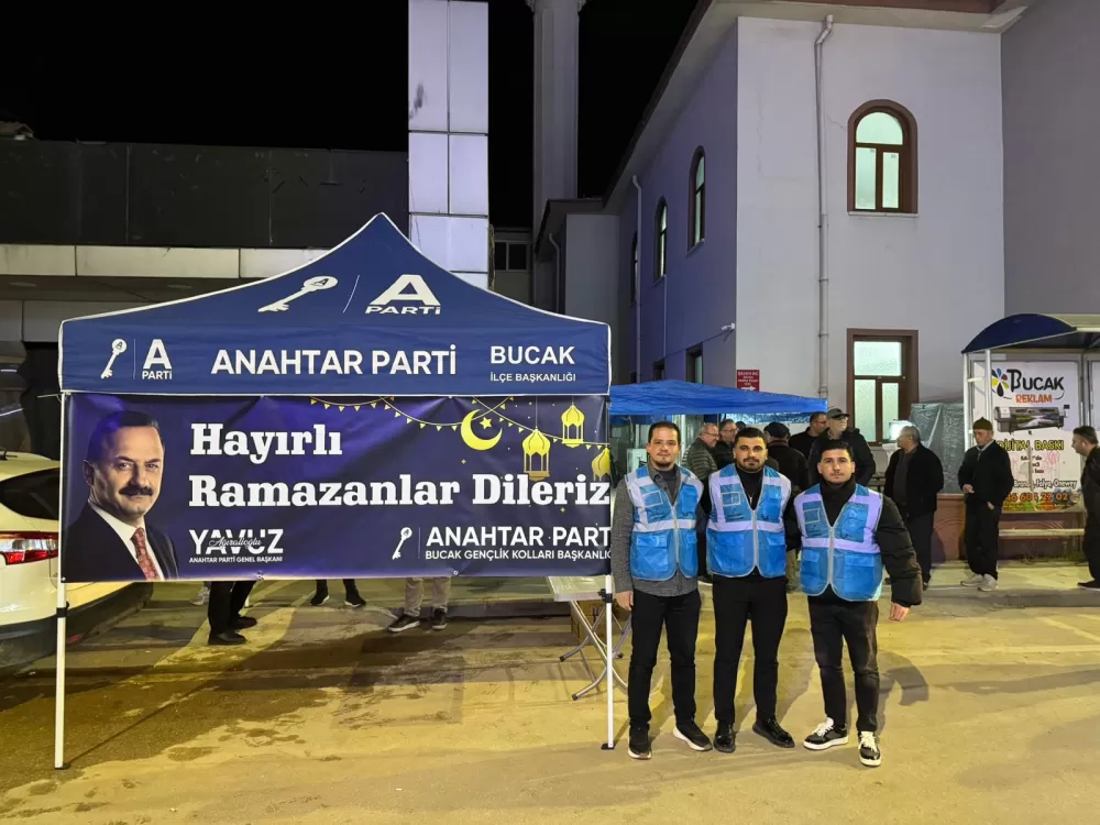 Bucak’ta teravih çıkışı tatlı sürpriz Anahtar Parti Gençlik Kollarından gönül köprüsü