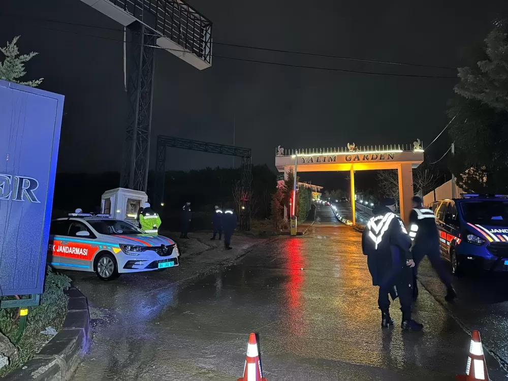 Gözaltına alınan Uşak Belediye Başkanı Yalım'a ait iş yerlerinde ve Belediyede aramalar yapıldı  çok sayıda cep telefonu ele geçirildi