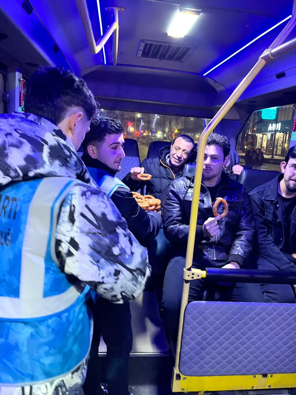 Bucak’ta teravih çıkışı tatlı sürpriz Anahtar Parti Gençlik Kollarından gönül köprüsü