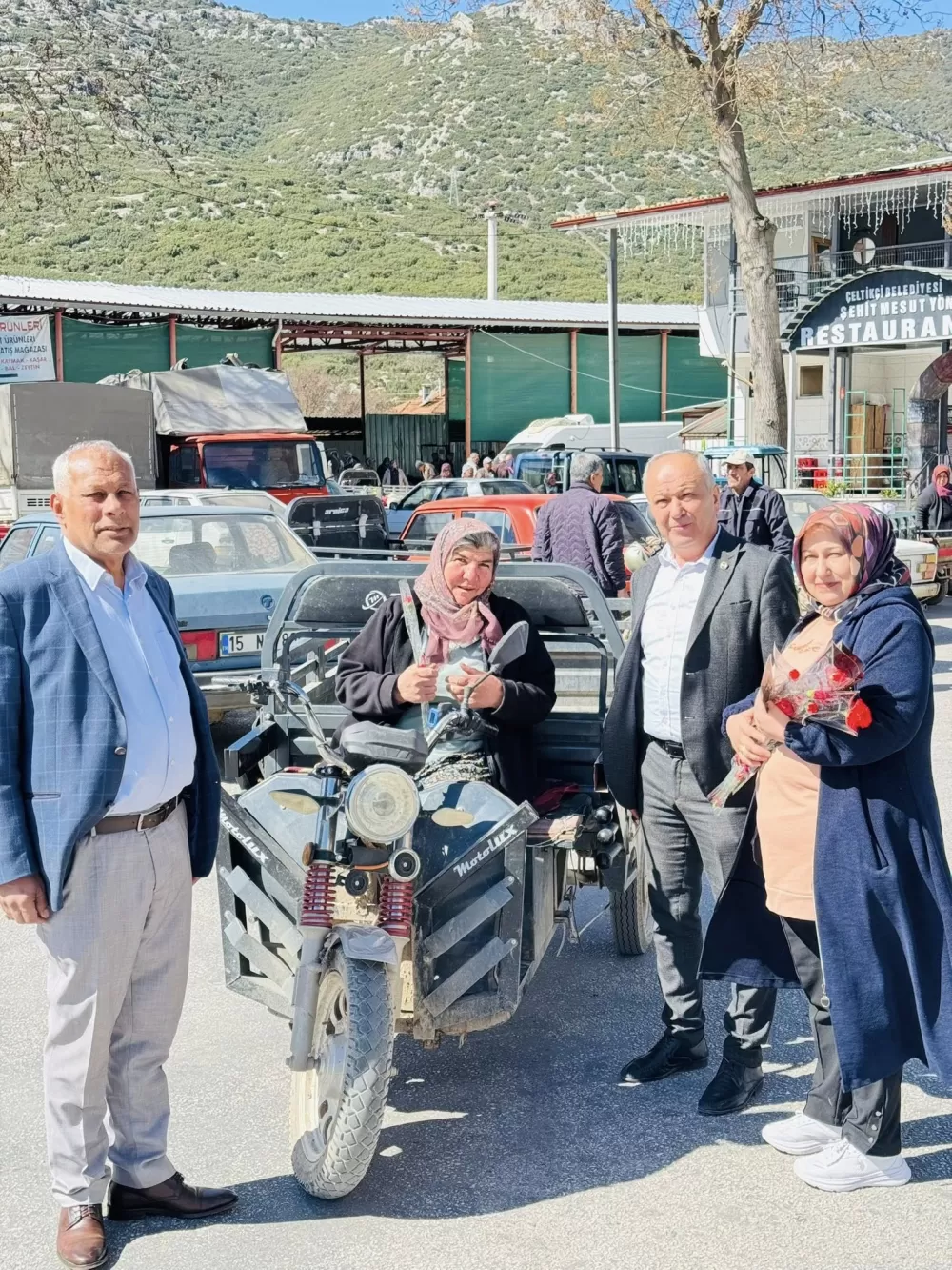 Çeltikçi’de Kadınlar Günü Başkan Ezin tek tek kutladı