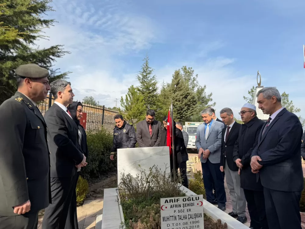 Bucak’ta şehitler kabri başında dualarla anıldı