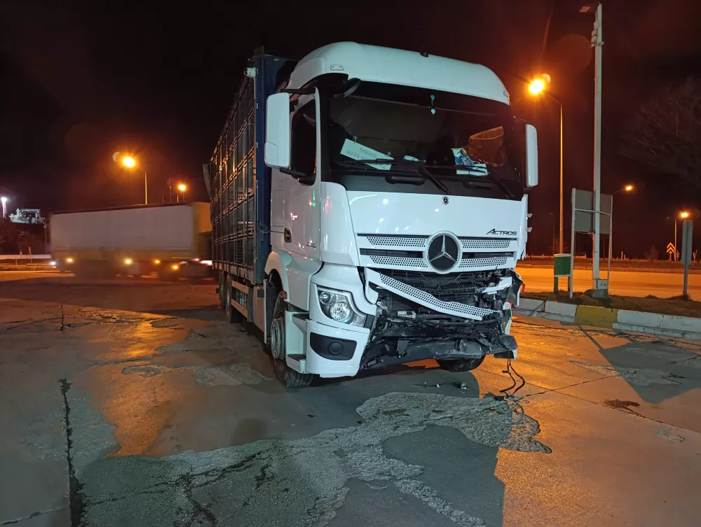 Afyonkarahisar Tınaztepe'de Kamyon İle Kamyonet çarpıştı 1 kişi hayatını kaybetti 1yaralı 