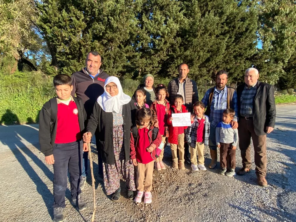 Manavgat’ta traktör kasasında okul yolculuğu sona erdi İlkokul öğrencilerine servis tahsis edildi