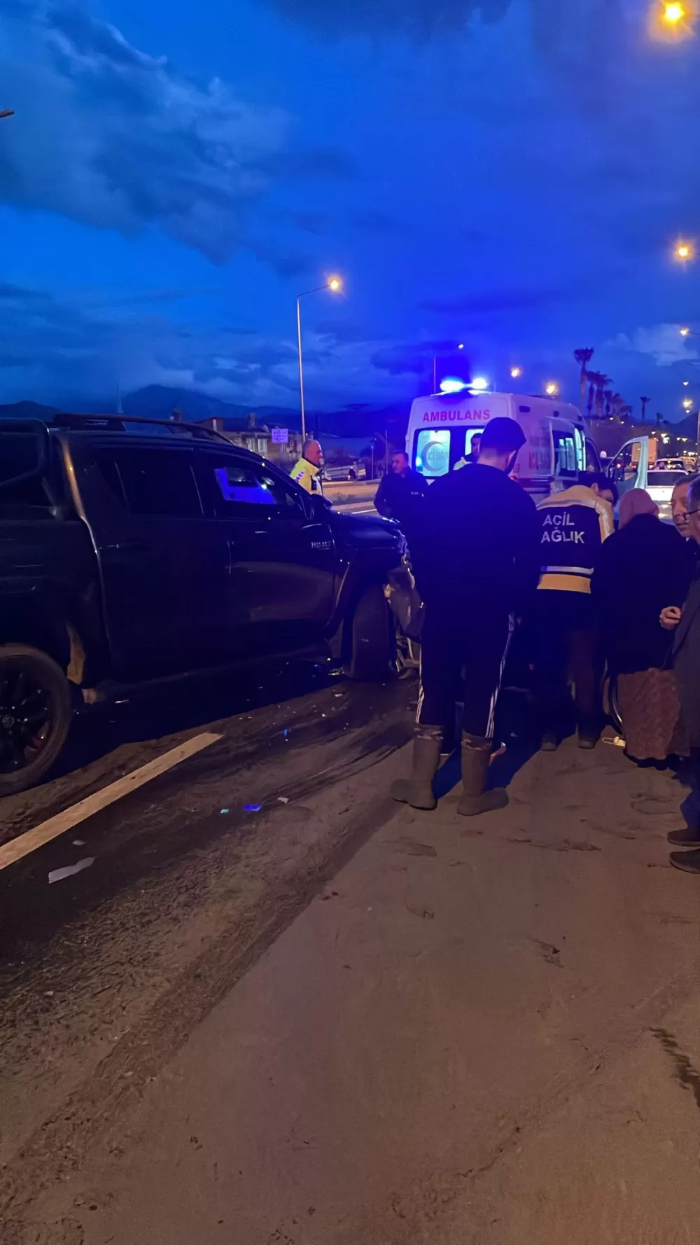 Antalya'da otomobil ile kamyonet çarpıştı! Bir kişinin hayati tehlikesi var