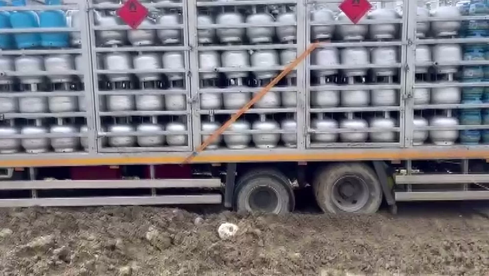 Gölhisar’da çamura saplanan tüp yüklü kamyon iş makinesiyle kurtarıldı