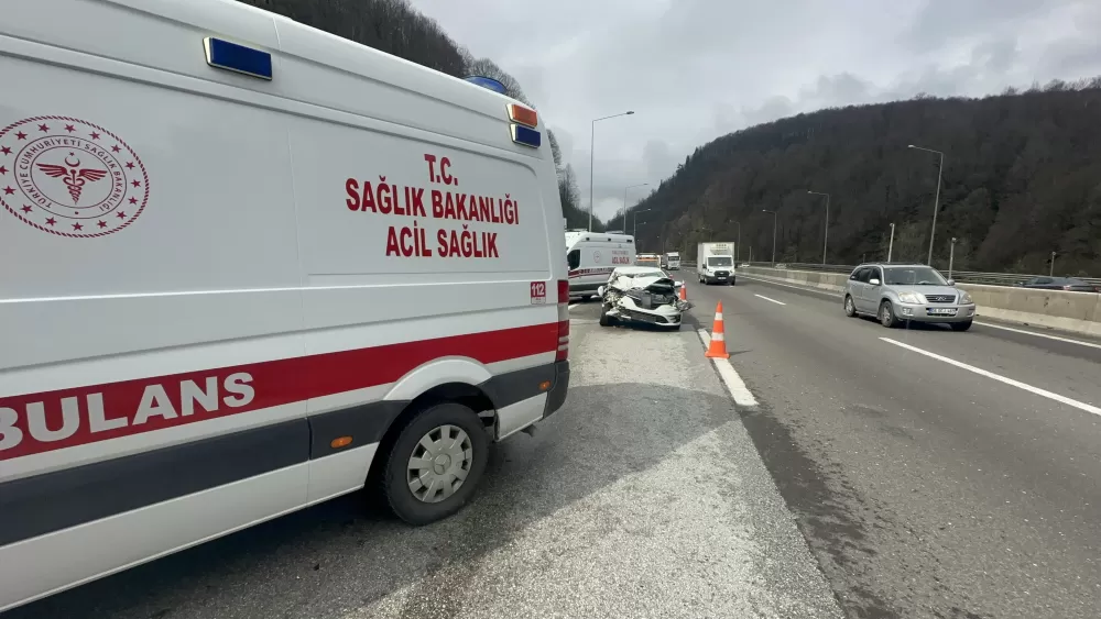 Ankara İstanbul Yolu Bolu Dağı Tüneli’nde  Kaza: Otomobil ile Kamyonet Çarpıştı! 2’si Çocuk 4 Yaralı