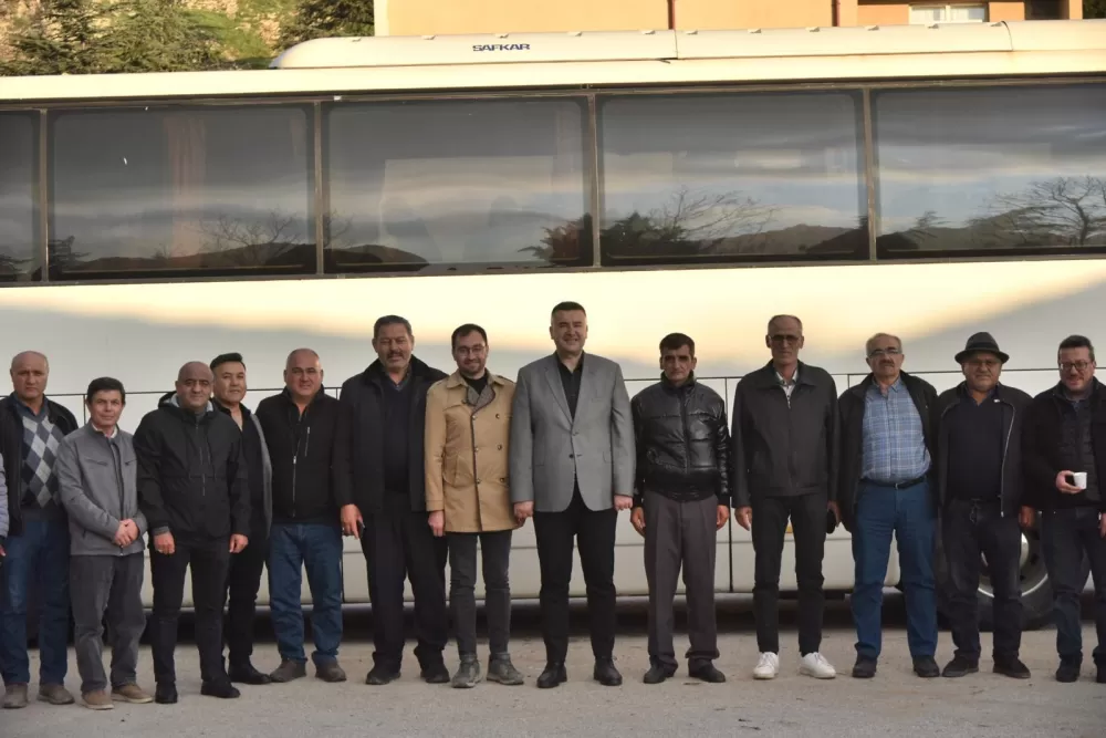 Bucaklı çiftçiler Konya Yolunda Eğirdir'de mola verdi! Başkan Özer sofrasını üreticiye açtı