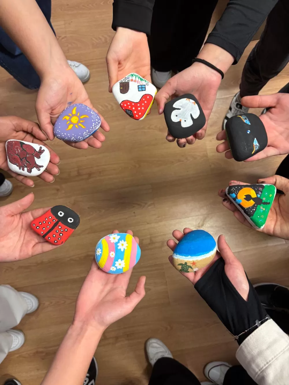 Burdur Lisesi öğrencileri kaygı düzeyini azaltmak için taş boyadılar