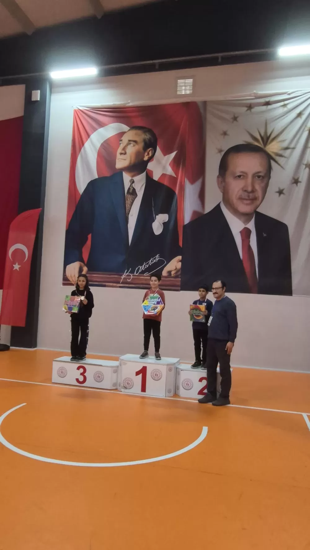 Burdur'da akıl ve zeka oyunları heyecanı! Çeltikçi Yunus Emre İlkokulu'ndan çifte başarı