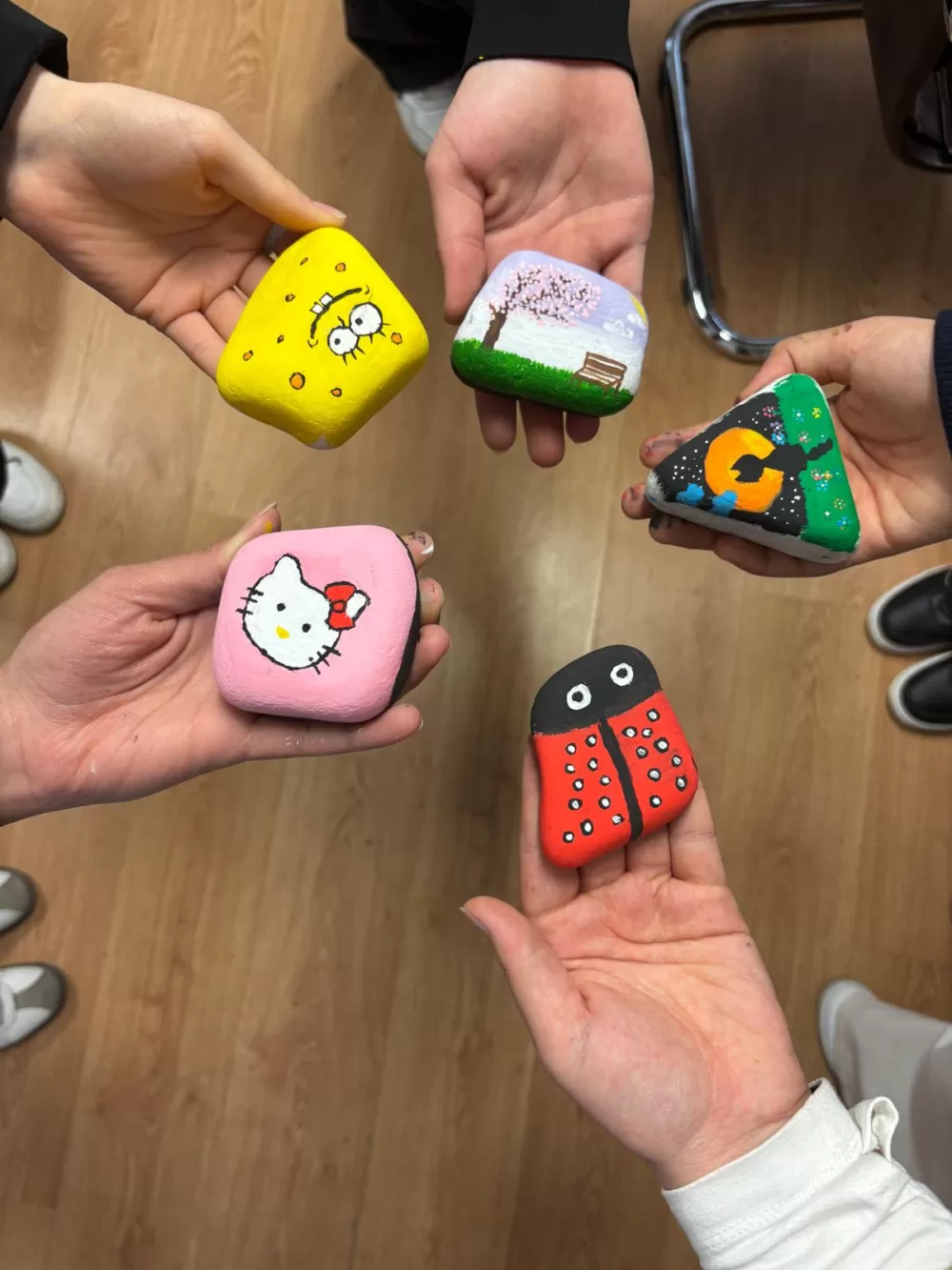 Burdur Lisesi öğrencileri kaygı düzeyini azaltmak için taş boyadılar