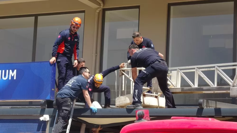 Antalya’da 4. Kattan Düştü Tente Hayatını Kurtardı